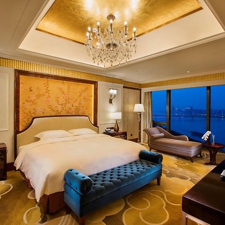 Hilton Wuhan Yangtze Riverside Ngoại thất bức ảnh