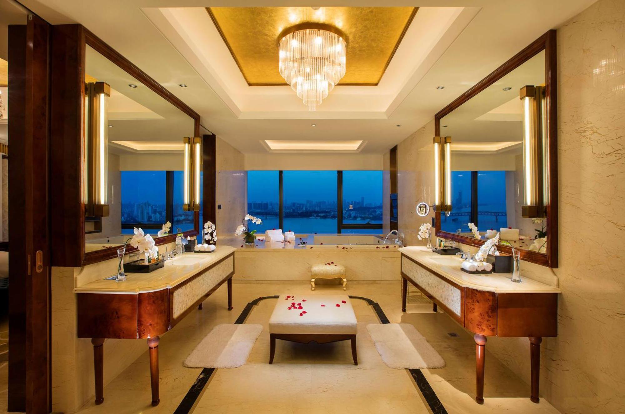 Hilton Wuhan Yangtze Riverside Ngoại thất bức ảnh
