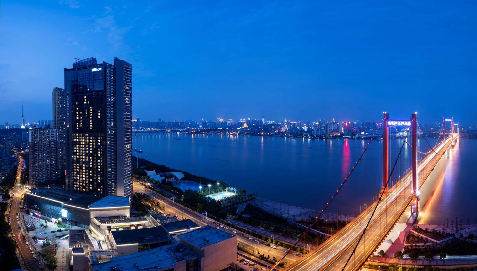 Hilton Wuhan Yangtze Riverside Ngoại thất bức ảnh