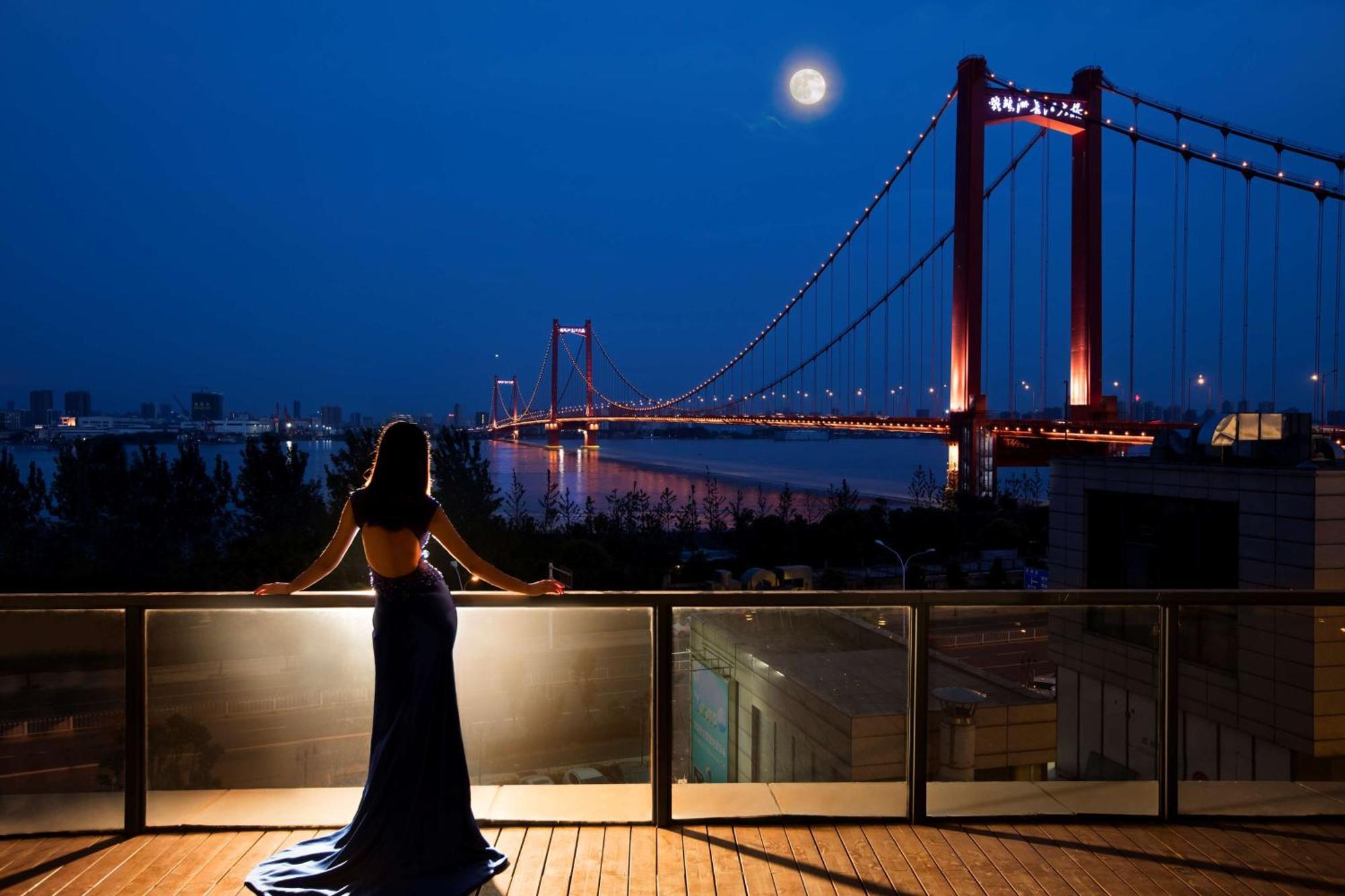 Hilton Wuhan Yangtze Riverside Ngoại thất bức ảnh